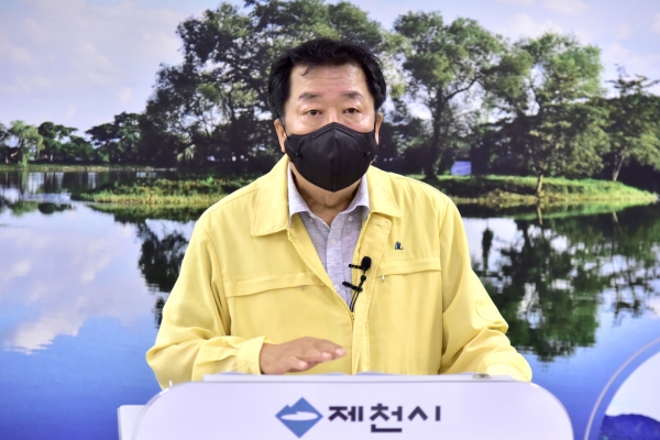 이상천 제천시장이 20일 브리핑을 개최하고, 소백산국립공원 집단감염 관련 검체 결과를 발표하고 있다. / 제천시청 제공