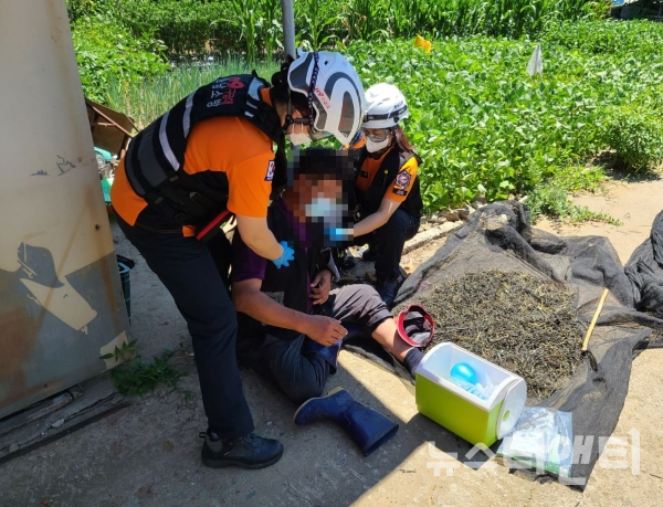 지난 7월 1일 홍성군 갈산면에서 발생한 열경련 환자에게 119구급대원이 얼음조끼 등으로 응급처치를 하고 있다. / 충남소방본부 제공