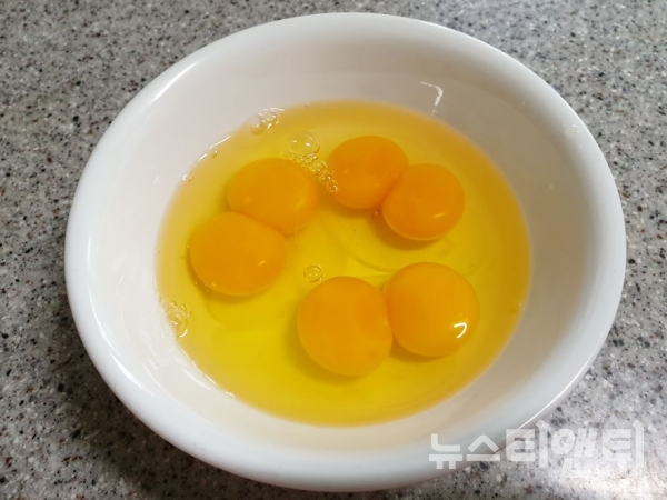 탁탁탁 계란을 깼는데...3개 모두 쌍알!! / 독자제공