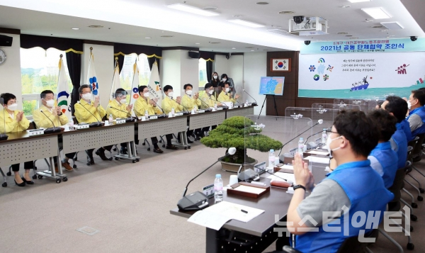 대전시 5개 구와 대전공무원노동조합연맹은 지난 17일 전국 최초로 공동 단체협약을 체결했다. / 대전 서구 제공