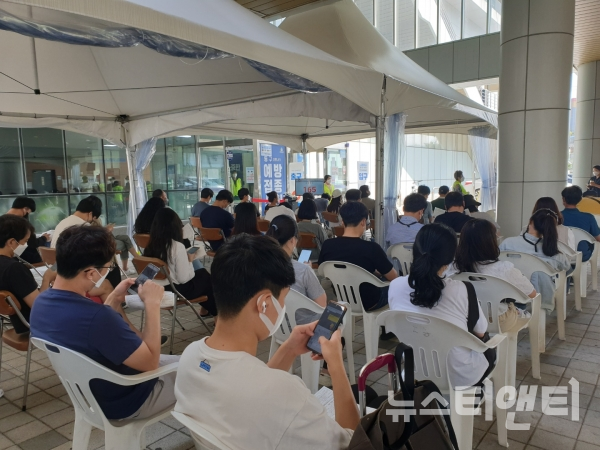 1일 오후 대전 동구 코로나19 예방접종센터에 시민들이 백신접종을 받기 위해 대기하고 있다. / 뉴스티앤티