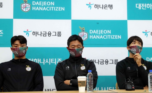 왼쪽부터 박진섭, 이민성 감독, 마사