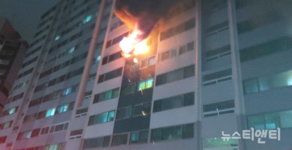 김치냉장고에서 발단한 화재로 인해 아파트 창문 밖으로 불길이 치솟고 있다. / 충청북도 소방본부 제공
