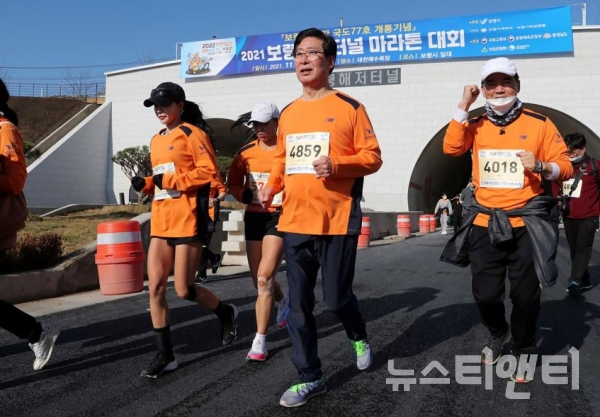 양승조 충남지사가 '2021 보령해저터널 마라톤대회’ 5㎞ 코스에 참가해 뛰고 있다. / 충남도