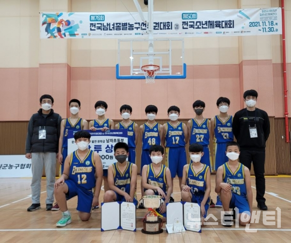 대전은어송초 농구부가 '제50회 전국소년체육대회'에서 남초부 3위에 입상하는 쾌거를 거뒀다. / 대전시교육청