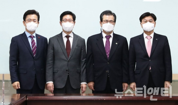왼쪽부터 허태정 대전시장, 양승조 충남도지사, 이시종 충북도지사, 이춘희 세종시장 / 충남도