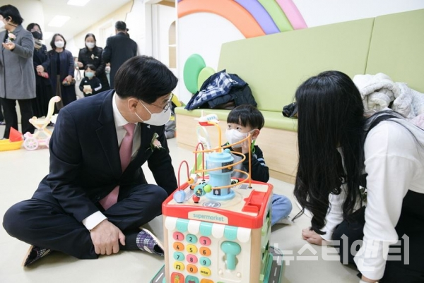 해밀공동육아나눔터 개소식에 참여한 이춘희 세종시장이 시설을 둘러보는 가운데 아이와 대화하고 있다.