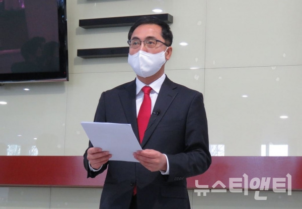 박희조 전 청와대 행정관이 20일 오전 대전시의회 로비에서 제8회 전국동시지방선거 대전동구청장에 출마한다고 선언하고 있다. / 뉴스티앤티