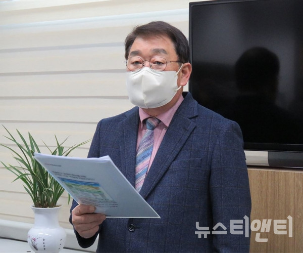 박성효 전 대전시장이 9일 대전시의회 기자실에서 '한밭종합운동장 철거 반대' 기자회견을 하고 있다. 박 전 시장은 “앞으로 7년간 대전은 전국에서 유일하게 종합운동장이 없는 광역시가 될 판”이라며 한밭운동장 인근의 주택지구를 매입해 야구장을 건설하자는 대안을 제시했다. / 뉴스티앤티