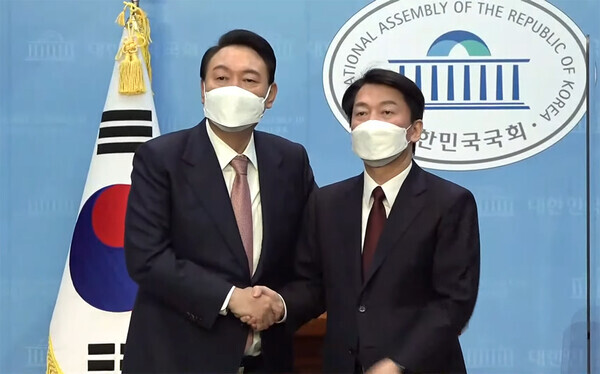 윤석열 국민의힘 대선후보와 안철수 국민의당 대선후보가 3일 오전 서울 여의도 국회 소통관에서 단일화 기자회견을 마친 후 악수를 하고 있다. / 오른소리 캡처