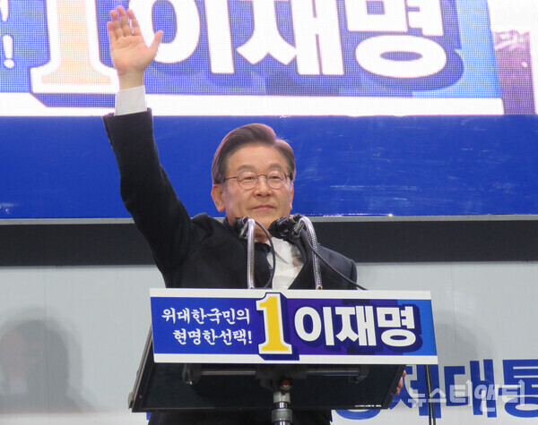 이재명 더불어민주당 대선후보가 7일 대전 서구 둔산동 KB국민은행 둔산갤러리아 지점 앞에서 집중 유세를 펼치며 시민들에게 지지를 호소하고 있다. / 뉴스티앤티