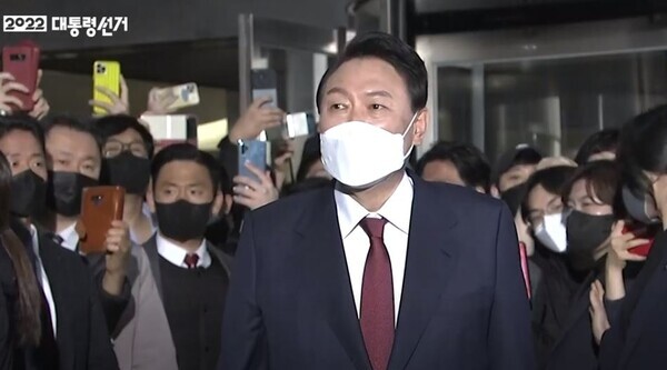 윤석열 20대 대통령 당선인이 10일 새벽 3시 57분 자택을 나서 지지자들의 환호에 답하고 있다. / 동영상 캡처