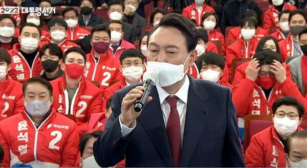 윤석열 20대 대통령 당선인이 10일 새벽 4시 15분 국민의힘 선대위 상황실이 마련된 국회도서관에 도착하여 대국민 메시지를 발표하고 있다. / 동영상 캡처