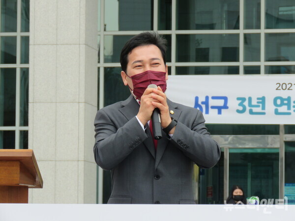 강노산 대전 서구의원이 11일 대전 서구청 광장에서 서구청장 출마를 선언하고 있다. / 뉴스티앤티