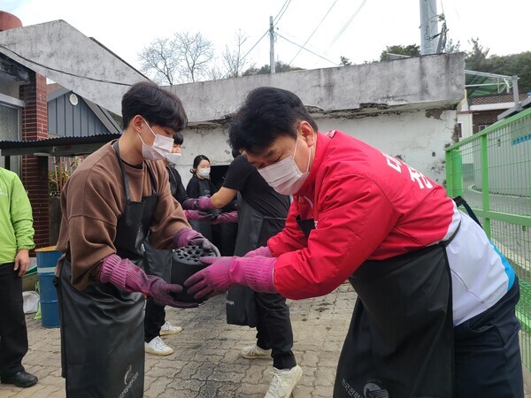 정용기 대전시장 예비후보가 11일 대덕구 청자마을에서 대전연탄은행 주관으로 카이스트 신소재공학부 교수 및 학생 등 10여 명의 자원봉사자와 함께 연탄 배달 봉사활동을 하고 있다. / 정용기 예비후보 제공