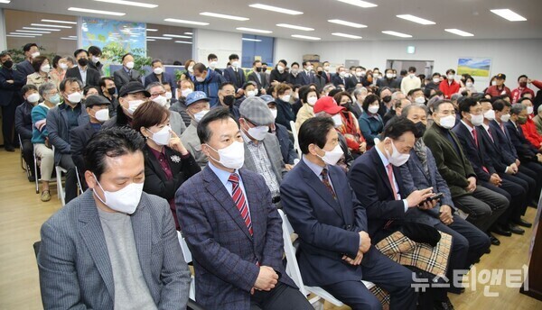국민의힘 정상철 대전시장 예비후보 선거사무소 개소식에 참석한 당직자와 선거 출마자와 지지자들 / 뉴스티앤티
