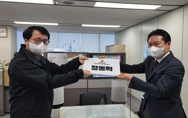 장동혁 국민의힘 대전 유성갑 당협위원장이 14일 오전 9시 대전시선거관리위원회를 찾아 대전시장 예비후보 등록 서류를 제출하고 있다. / 장동혁 위원장 제공