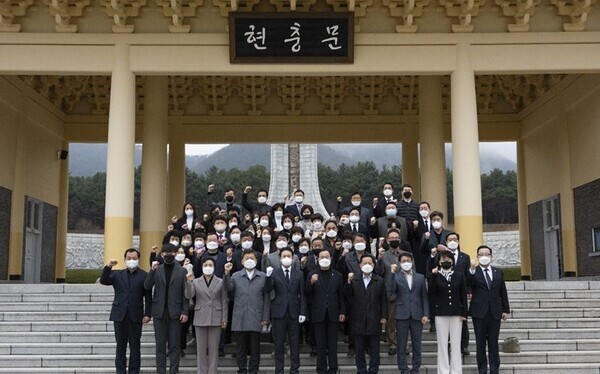 장동혁 국민의힘 대전 유성갑 당협위원장이 14일 대전시장 예비후보 등록을 마친 후  70여명의 지지자들과 함께 국립대전현충원을 찾아 순국선열과 호국영령을 기리며 분향하고 기념촬영을 하고 있다. / 장동혁 위원장 제공
