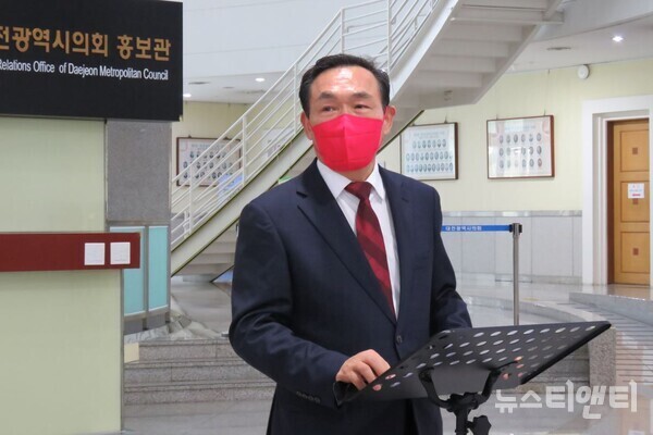 국민의힘 박희진 전 대전시의원이 14일 시의회 1층 로비에서 기자간담회를 열고 ’살맛나는 신바람 대덕’을 만들겠다며 대덕구청장 출마를 공식 선언했다. / 뉴스티앤티