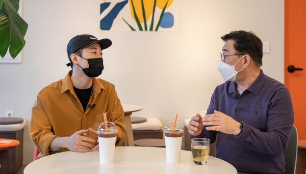 박성효 전 대전시장이 지난 13일 작은 카페에 들려 청년 사장과 대화를 나누고 있다. / 박성효 전 시장 페이스북