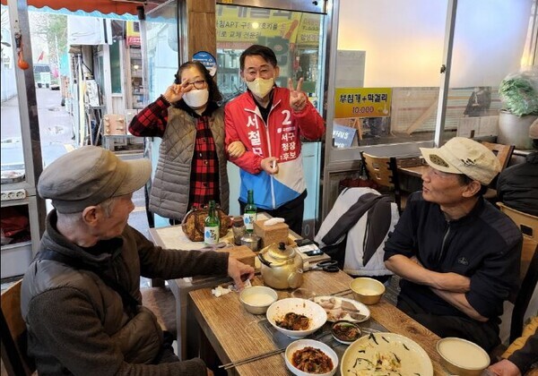 서철모 대전 서구청장 예비후보가 지난 13일 서구 한민시장을 찾아 시민들과 이야기를 나누고 있다.