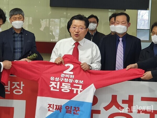 국민의 힘 진동규 생활정치위원장(전 유성구청장)이 17일 대전시의회에서 기자회견을 열고 유성구청장 출마를 선언하고 있다. / 뉴스티앤티