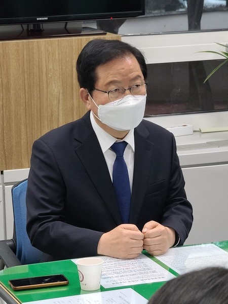 장종태 더불어민주당 대전시장 예비후보가 지난 17일 대전시의회 기자실을 방문하여 현재 대전이 처한 상황을 '위기'로 진단하고, 강한 리더십을 갖춘 행정전문가로서 힘 있는 대전을 만드는 시장이 되겠다고 강조하고 있다. / 장종태 예비후보 제공