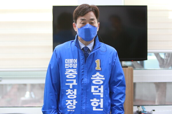 더불어민주당 송덕헌 전 대전시 정무특보가 21일 대전시의회 기자실을 방문해 출마의 변을 밝히고 있다.