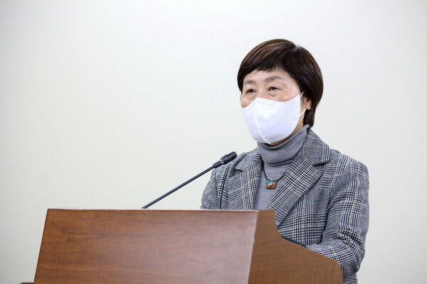 아산시의회 더불어민주당 김수영 의원이 '아산시 조례용어 일괄 정비를 위한 조례안' 발의하고 취지를 설명하고 있다. / 아산시의회 제공
