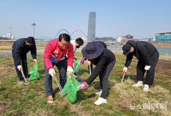 서철모 대전서구청장 예비후보가 22일 ‘세계 물의 날’을 맞아 대전 서구 갑천변 일대에서 지지자들과 하천 정화 활동을 하고 있다.