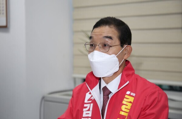 국민의힘 김광신 전 대전 중구 부구청장이 22일 대전시의회에서 기자회견을 열고 "중구를 특색있고, 경쟁력 있는 도시로 만들겠다"며 중구청장 출마 선언을 하고 있다.