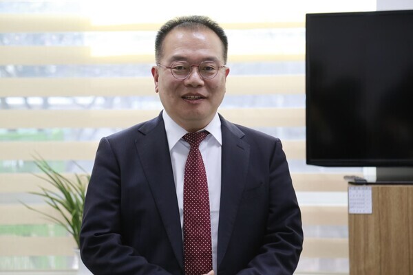 강영환 전 청와대 행정관이 22일 대전시의회에서 기자회견을 열고 지방선거 불출마 및 대통령 당선인 인수위 참여계획을 밝히고 있다.