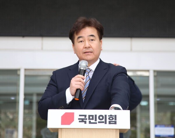 박두용 국민의힘 대전시당 조직부장이 24일 대전시의회 앞에서 기자회견을 열고 대전 중구청장 출마를 선언하고 있다.