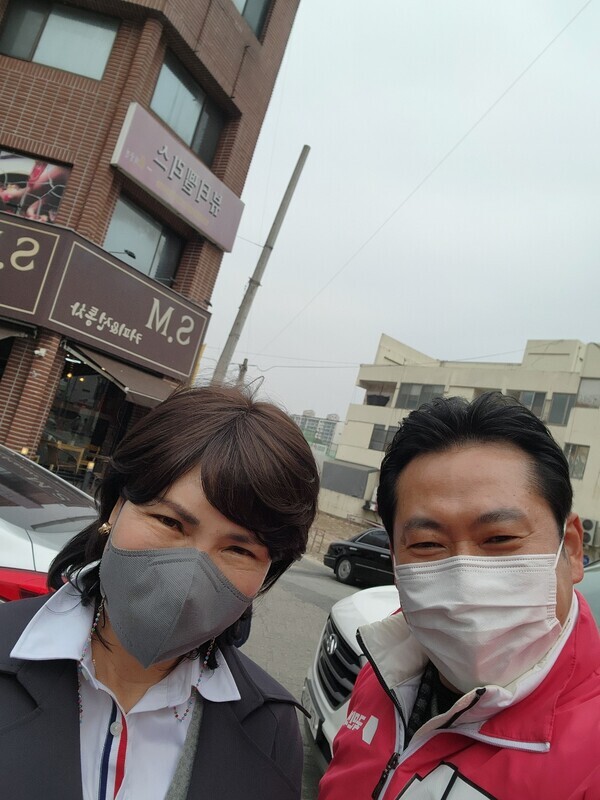 장동혁 국민의힘 대전시장 예비후보는 지난 23일 대전 전역을 돌며 대전 시민들을 만나 시민들에게 인사를 하고, 사진 촬영을 하고 있다. / 장동혁 예비후보 제공