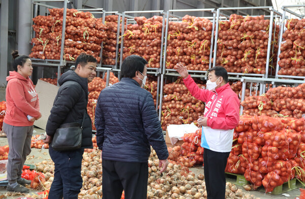 국민의힘 박성효 대전시장 예비후보가 24일 노은농수산물도매시장 및 한국농촌지도자 대전시연합회 관계자들을 만나 농업생산과 농산물유통 개선을 위한 의견수렴 나서고 있다. / 박성효 예비후보 제공