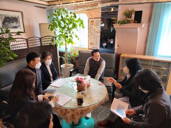 장동혁 국민의힘 대전시장 예비후보는 지난 24일 대전어린이집연합회와의 간담회를 갖고, 저출산 문제를 해결하기 위한 세 가지 방안을 제시했다. / 장동혁 예비후보 제공