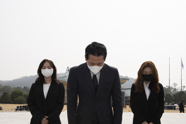 국민의힘 장동혁 대전시장 예비후보가 캠프 청년 대변인 2명과 함께 제7회 서해수호의 날이자 천안함 피격 12주년을 하루 앞둔 25일 국립대전현충원을 찾아 참배하고, 호국영령을 추모하고 있다. / 장동혁 예비후보 제공