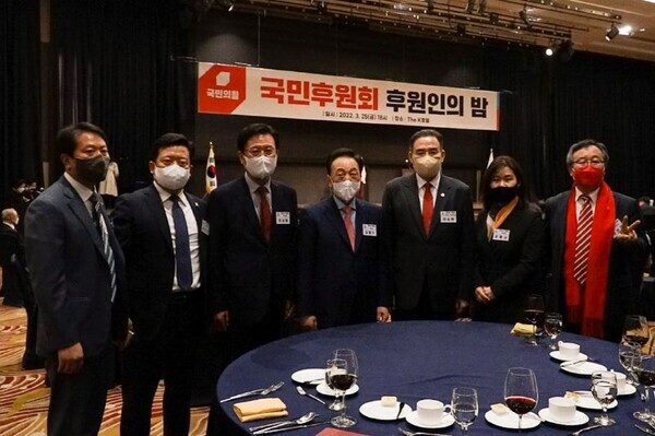 국민의힘 정상철 대전시장 예비후보는 지난 25일 오후 6시 서울 서초구 더케이호텔에서 열린 '국민후원회 후원인의 밤' 행사에서 제20대 대통령 윤석열 당선인으로부터 감사장을 수상했다. / 정상철 예비후보 제공