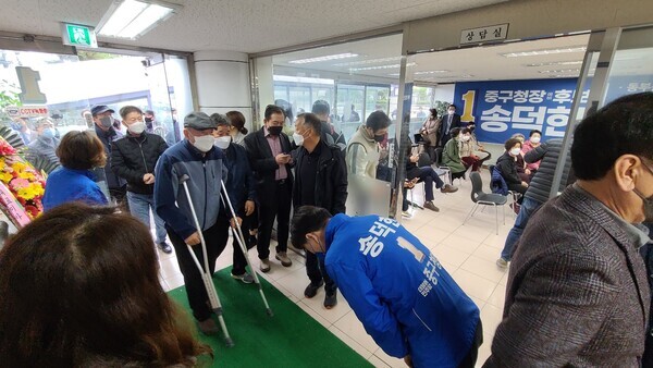 송덕헌 전 염홍철 대전시장 비서실장이 26일 오후 2시 옛 도청 앞 구)창신문고빌딩에서 선거사무소 개소식을 개최한 가운데, 다양한 계층의 방문객을 맞이하느라 진땀을 흘리고 있다. / 송덕헌 예비후보 제공