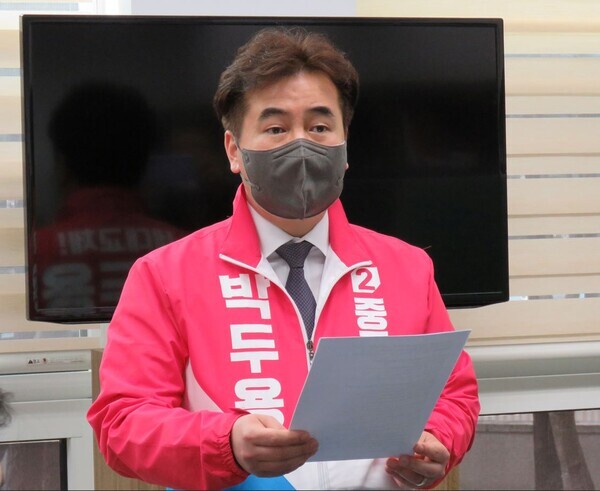 박두용 대전 중구청장 예비후보가 30일 대전시의회 기자실에서 ‘한밭종합운동장 철거’와 관련해 베이스볼드림파크와 한밭종합운동장을 결합한 형태인 '트랜스포머 경기장' 신축을 제안하고 있다. / 뉴스티앤티