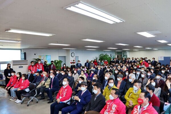 국민의힘 박희조 동구청장 예비후보는 오는 6.1 지방선거를 60일 앞둔 2일 선거사무소 개소식을 개최하고, 탄탄한 조직력과 마당발 인맥을 보여주었다. / 박희조 예비후보 제공