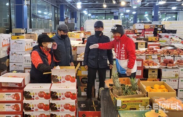 서철모 국민의힘 대전서구청장 예비후보가 5일 노은농수산물도매시장을 방문해 상인들의 의견을 청취하고 있다.