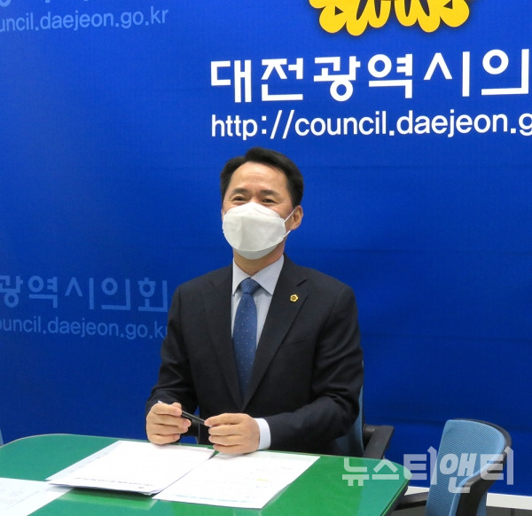 권중순 대전시의회 의장이 27일 시의회 기자실을 방문해 기자들과 대화를 나누고 있다. / 뉴스티앤티