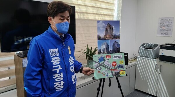 더불어민주당 송덕헌 대전 중구청장 예비후보가 6일 대전시의회 기자실에서 현 중구청사를 대흥동 메가시티 건물로 이전하겠다는 공약을 제시하고 있다.