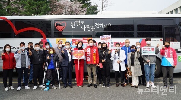 정상철 대전시장 예비후보가 5일 충남대학교 한누리회관 앞에서 지지자들과 헌혈봉사를 진행한 가운데 기념촬영을 하고 있다.