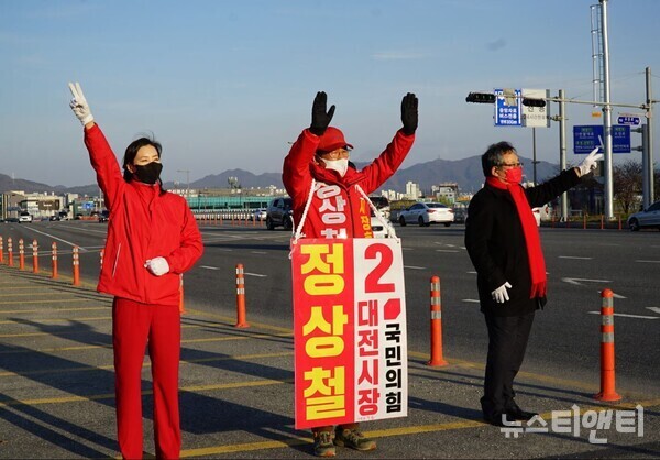 정상철 대전시장 예비후보가 한밭대교사거리에서 시민들에게 거리 인사를 하는 모습 