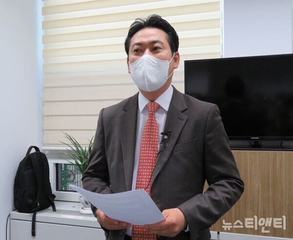 국민의힘 장동혁 대전시장 예비후보가 7일 대전시의회에서 기자회견을 열고 최근 정치권에서 나도는 보령·서천 국회의원 출마설에 대한 입장을 밝히고 있다. / 뉴스티앤티