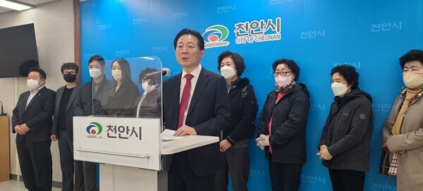 충남지사 출마를 공식 선언한 국민의힘 박찬우 예비후보가 당 지도부의 김태흠 의원 전략공천 움직임에 대해 강한 이의를 제기하고 나지난 6일 충남도청 브리핑룸에서 기자회견을 개최한데 이어 7일에도 천안시청 브리핑실에서 기자회견을 열고, 당 지도부의 공정 경선을 강하게 촉구하고 있다. / 박찬우 예비후보 제공
