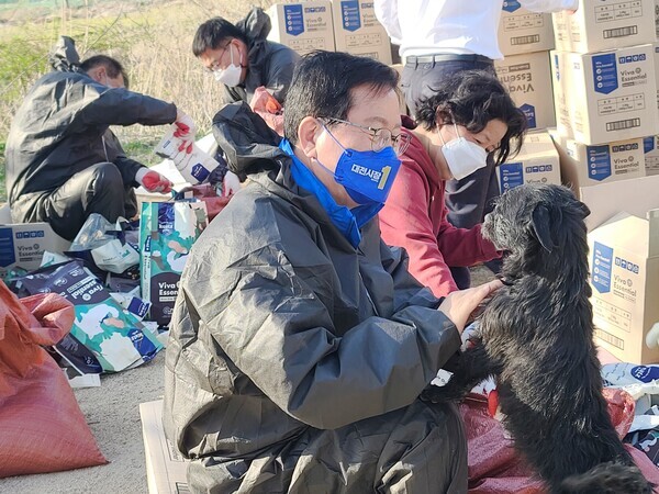 더불어민주당 장종태 대전시장 예비후보가 8일 지지자들과 화마가 할퀴고 간 유성구 시온쉼터를 찾아 봉사활동을 펼치고 있다. / 장종태 예비후보 제공