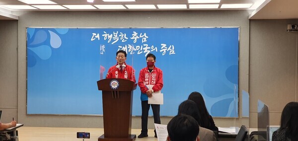 국민의힘 김동완·박찬우 충남지사 예비후보가 11일 충남도청 프레스센터에서 기자회견을 개최하고, 김태흠 의원의 충남지사 후보 선정을 위한 민주적 경선 수용 결정에 환영 의사를 밝히고 당 지도부와 공천관리위원회 등에 공정한 경선 관리를 촉구하고 있다. / 박찬우 예비후보 제공